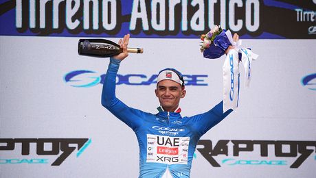 Con remontada incluida, Isaac del Toro gana Etapa 6 de la Tirreno-Adriático 2026 y se aferra como líder