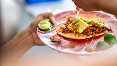 La resolución judicial dejó sin efecto la demanda presentada por el turista contra la taquería. / iStock