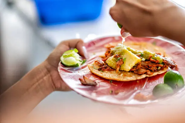 La resolución judicial dejó sin efecto la demanda presentada por el turista contra la taquería. / iStock