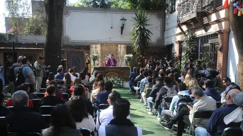 El inicio de rodaje estuvo acompañado por una misa para bendecir el proyecto. / Cortesía TelevisaUnivisión