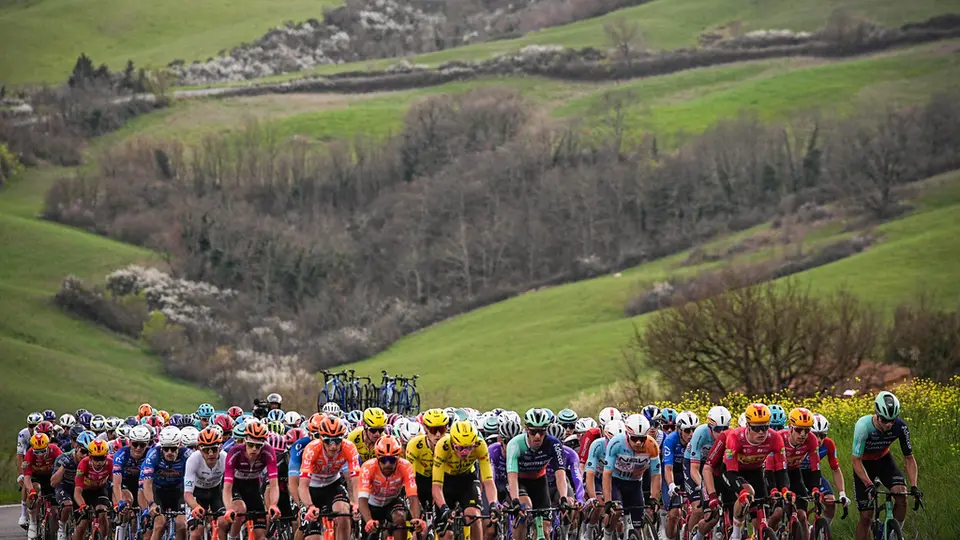 Isaac del Toro y pelotón de ciclistas en el Tirreno-Adriático 2026 | AP