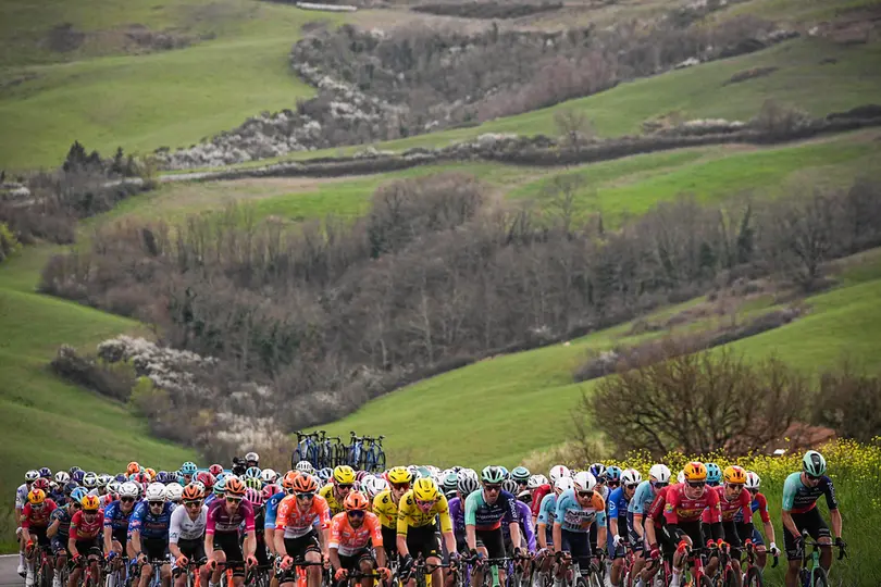 Isaac del Toro y pelotón de ciclistas en el Tirreno-Adriático 2026 | AP