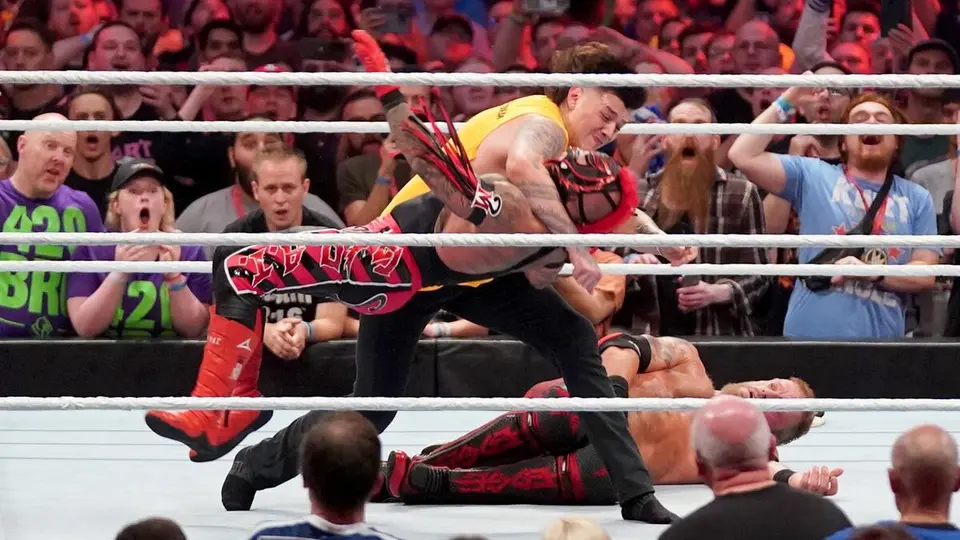 Traición de Dom a su papá Rey Mysterio | wwe.com