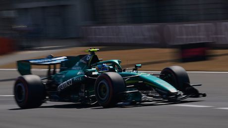 Fernando Alonso señaló que Aston Martin no es tan bueno en el "campeonato mundial de baterías"