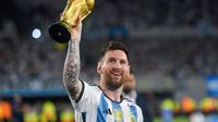 Lionel Messi con la réplica de la Copa del Mundo durante un amistoso | AP