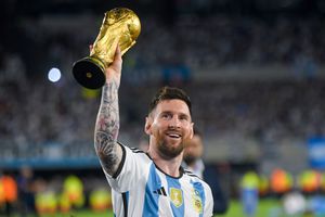 Lionel Messi con la réplica de la Copa del Mundo durante un amistoso | AP