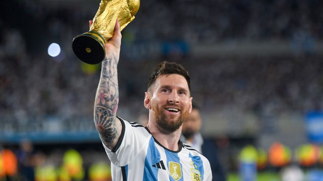 Lionel Messi con la réplica de la Copa del Mundo durante un amistoso | AP