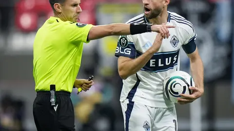 Thomas Müller hablando con el árbitro César Arturo Ramos l AP