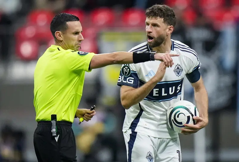 Thomas Müller hablando con el árbitro César Arturo Ramos l AP