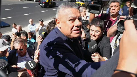 Claudio Tapia en la salida de un tribunal en Argentina tras declarar en su juicio de evasión fiscal | AP