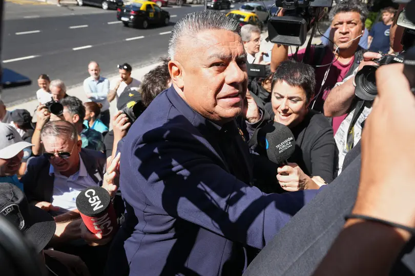 Claudio Tapia en la salida de un tribunal en Argentina tras declarar en su juicio de evasión fiscal | AP