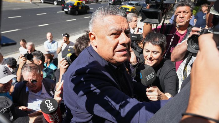 Claudio Tapia en la salida de un tribunal en Argentina tras declarar en su juicio de evasión fiscal | AP