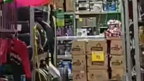 La pila de llantas que terminó en el suelo. / @arteck_18