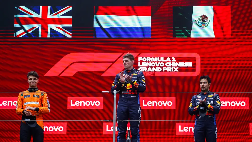 Max Verstappen, Lando Norris y Checo Pérez en el podio del Gran Premio de China 2024 | RED BULL