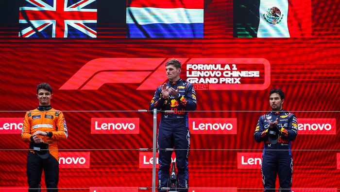 Max Verstappen, Lando Norris y Checo Pérez en el podio del Gran Premio de China 2024 | RED BULL