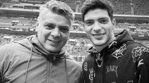 Revelaron el fallecimiento del padre de Raúl Jiménez | X