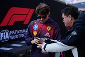 Charles Leclerc atiende a un fan en el paddock del Circuito Internacional de Shanghái | AP