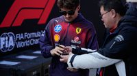 Charles Leclerc atiende a un fan en el paddock del Circuito Internacional de Shanghái | AP