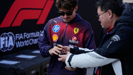 Charles Leclerc atiende a un fan en el paddock del Circuito Internacional de Shanghái | AP