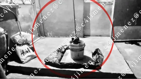 La cisterna estaba cubierta con una bolsa de plástico negra y un bote. / @c4jimenez