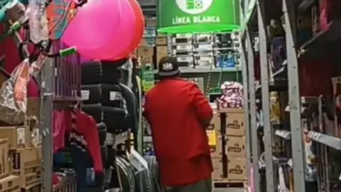 El caso se volvió viral luego de que el trabajador compartiera los extraños sucesos en el supermercado. / @arteck_18