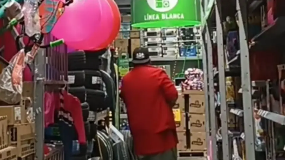 El caso se volvió viral luego de que el trabajador compartiera los extraños sucesos en el supermercado. / @arteck_18
