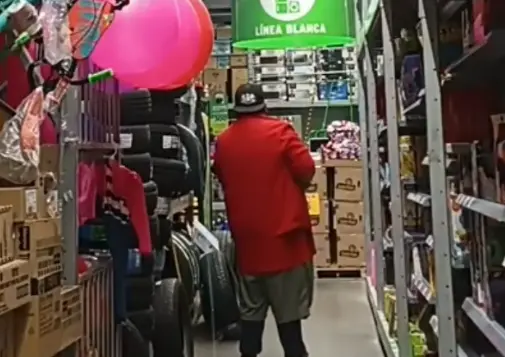 El caso se volvió viral luego de que el trabajador compartiera los extraños sucesos en el supermercado. / @arteck_18