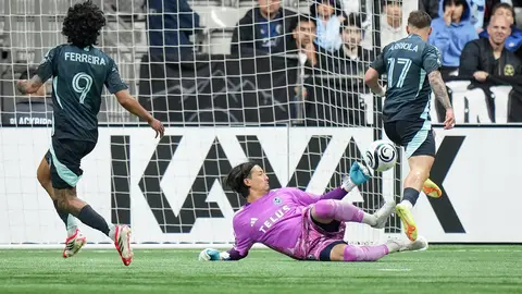 Paul Arriola anotando el primer gol del encuentro l AP
