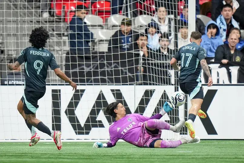 Paul Arriola anotando el primer gol del encuentro l AP