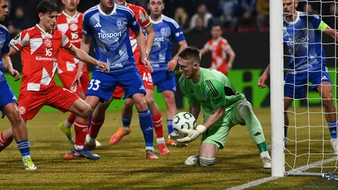 Portero del Olomouc, Jan Koutny, atrapa el balón durante el partido de ida de los octavos de final de la Liga de Conferencia de la UEFA entre el SK Sigma Olomouc y 1. FSV Mainz 05 | AP