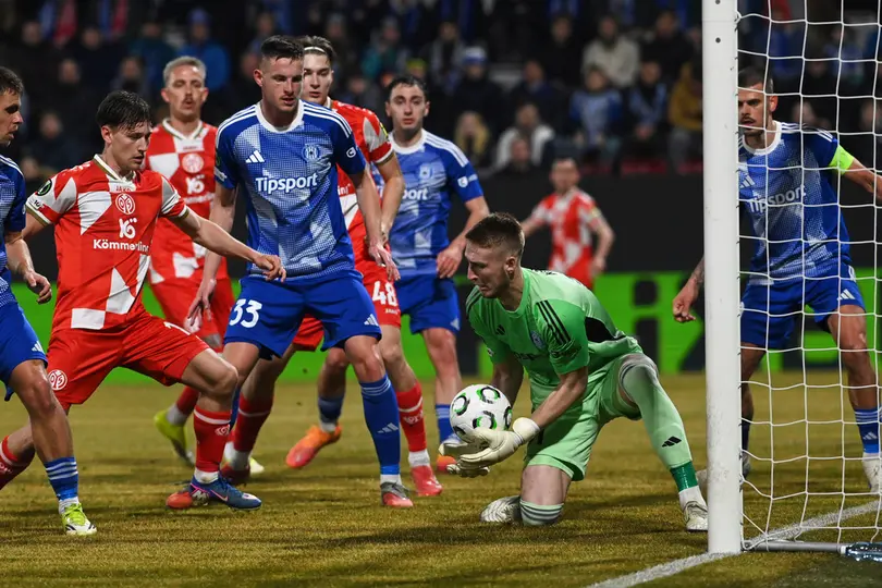 Portero del Olomouc, Jan Koutny, atrapa el balón durante el partido de ida de los octavos de final de la Liga de Conferencia de la UEFA entre el SK Sigma Olomouc y 1. FSV Mainz 05 | AP