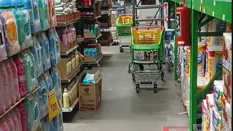 El joven afirma que los sucesos ocurren durante su turno nocturno en un supermercado en Puebla. / @arteck_18