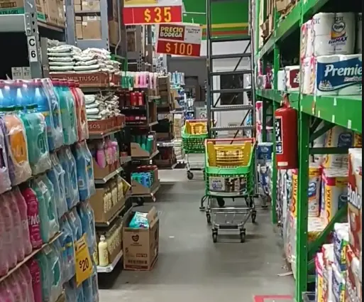 El joven afirma que los sucesos ocurren durante su turno nocturno en un supermercado en Puebla. / @arteck_18