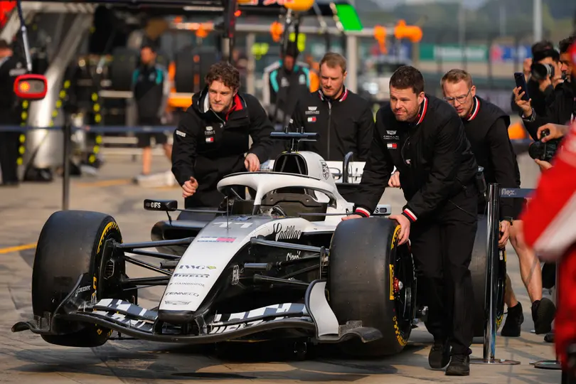 Mecánicos de Cadillac empujan el auto de Checo Pérez en Shanghái | AP