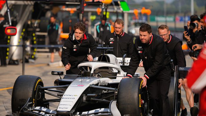 Mecánicos de Cadillac empujan el auto de Checo Pérez en Shanghái | AP