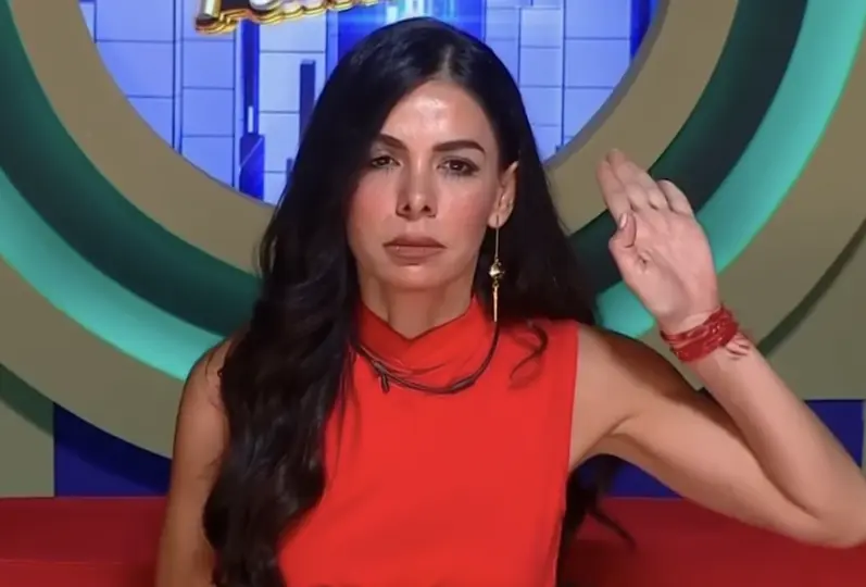 Vanessa Arias generó preocupación entre los seguidores de La Casa de los Famosos tras realizar un gesto con la mano que fue interpretado como una señal de auxilio. / Telemundo
