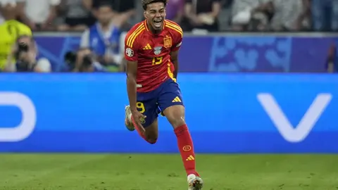 Lamine Yamal en celebración con la Selección de España | AP