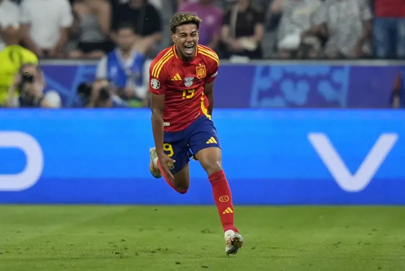 Lamine Yamal en celebración con la Selección de España | AP