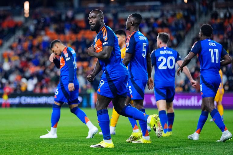 Jugadores de Cincinnati festejan la ventaja ante Tigres | MEXSPORT
