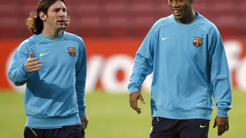 Lionel Messi y Ronaldinho en un entrenamiento con Barcelona l AFP