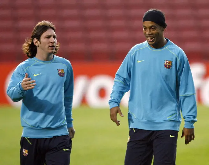Lionel Messi y Ronaldinho en un entrenamiento con Barcelona l AFP