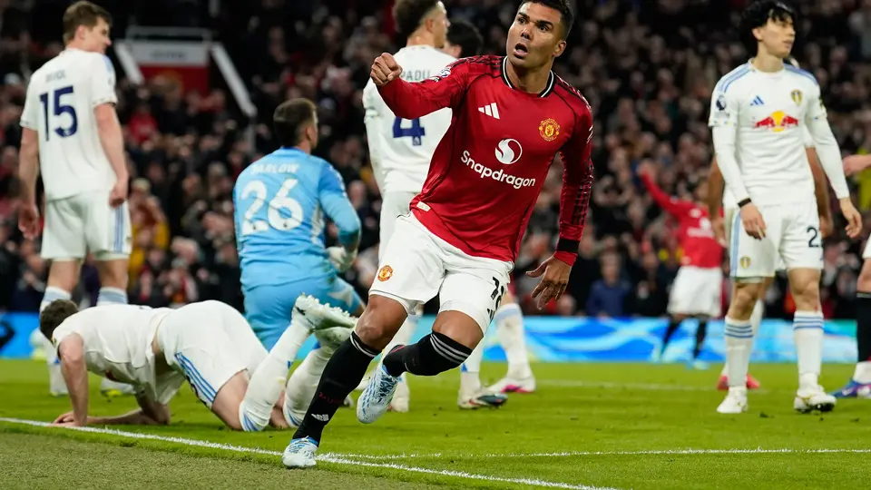 Casemiro celebra su gol por asistencia de Bruno Fernandes l AP