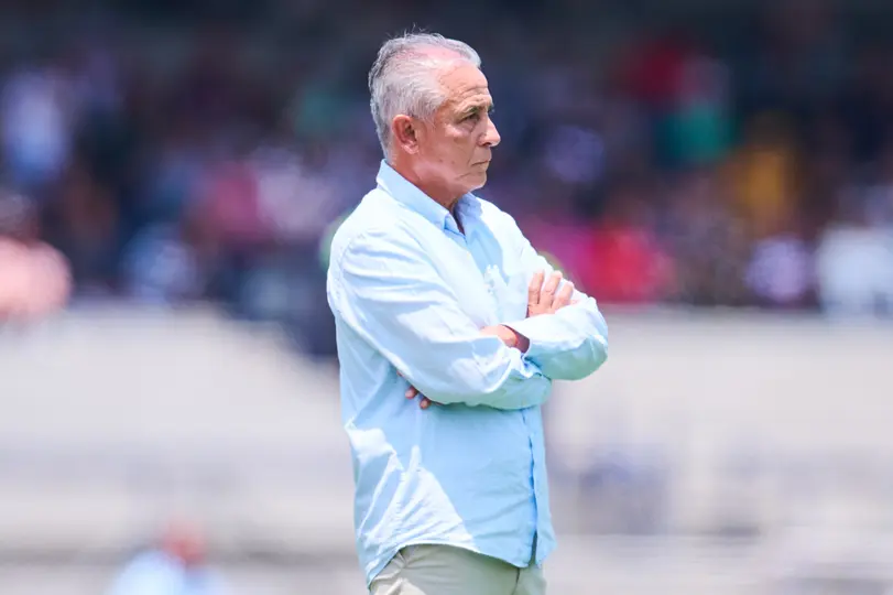 Sergio Bueno con los brazos cruzados en el partido ante Pumas l MEXSPORT