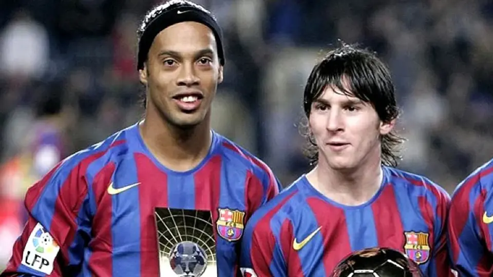 Ronaldinho y Lionel Messi en su etapa en el Barcelona | AP