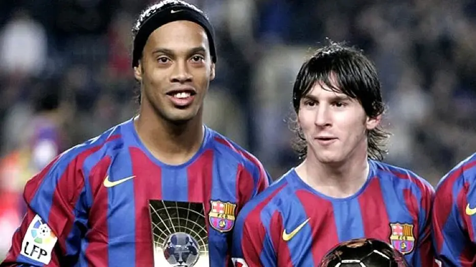 Ronaldinho y Lionel Messi en su etapa en el Barcelona | AP