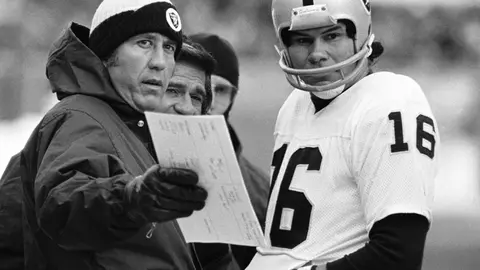 Tom Flores y Jim Plunkett, leyendas de los Raiders | AP