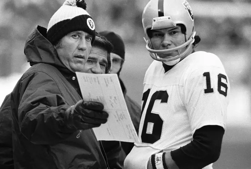 Tom Flores y Jim Plunkett, leyendas de los Raiders | AP