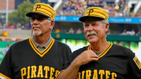 Phil Garner (derecha) en el campo de los Piratas | AP