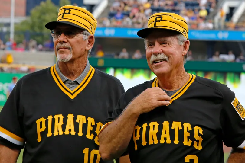 Phil Garner (derecha) en el campo de los Piratas | AP