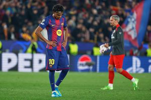 Lamine Yamal en lamento en el partido de ida de Champions League entre Barcelona y Atlético de Madrid | AP